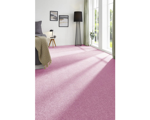 Sovrum med rosa matta, säng, golvlampa och fönster