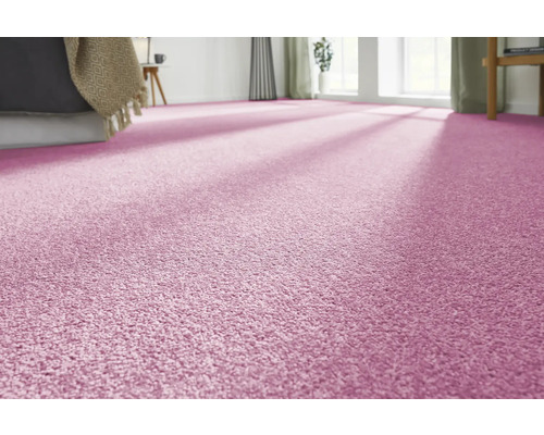 Närbild av ett ljust sovrum med rosa heltäckningsmatta