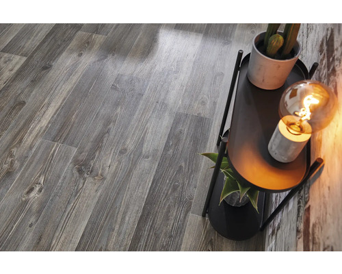 Golv med paneler i träutseende och sidobord med dekoration