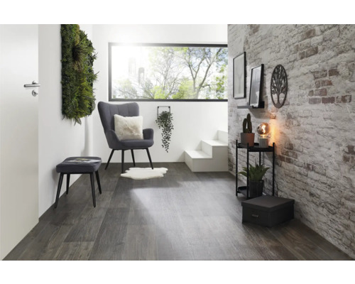 Modernt vardagsrum med fåtölj, pall och dekorativa element