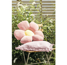 Trädgårdsscen med en stol dekorerad med en blomformad kudde och en rektangulär kudde