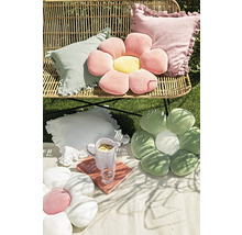 Scen med olika kuddar på en bänk och en tygbit