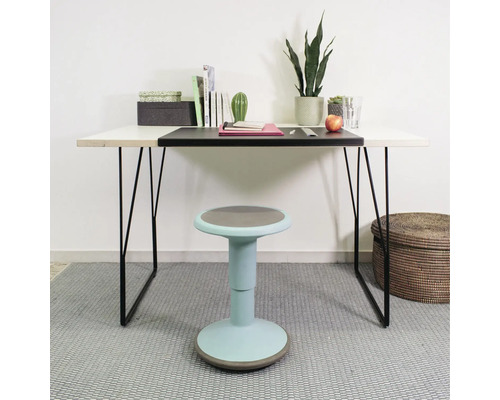 Kontor med skrivbord, ståpall och dekoration