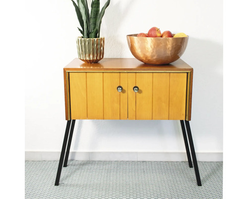 Sängbord med krukväxt och fruktskål