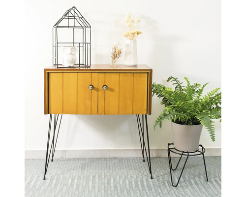 Dekorativt sideboard med förvaring och växtarrangemang i rummet.