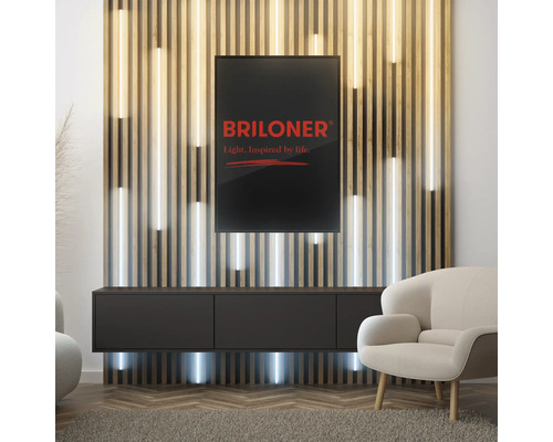 Vardagsrum i modern stil med väggpanel i trä, upplyst skåp och fåtölj