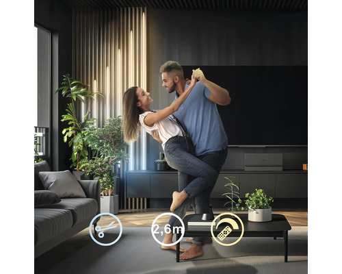 Dansande par i vardagsrummet med dekorativ belysning och modern inredning