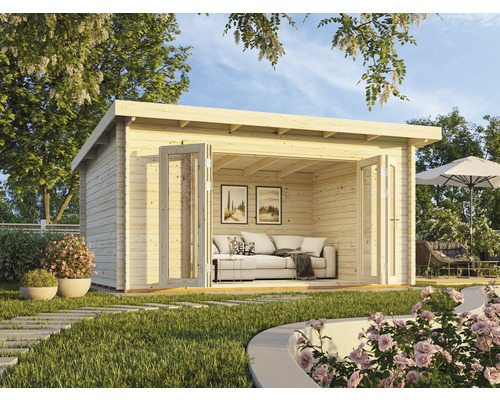 Trädgårdshus i trä med öppna dubbeldörrar och trädgårdsmöbler i bakgrunden