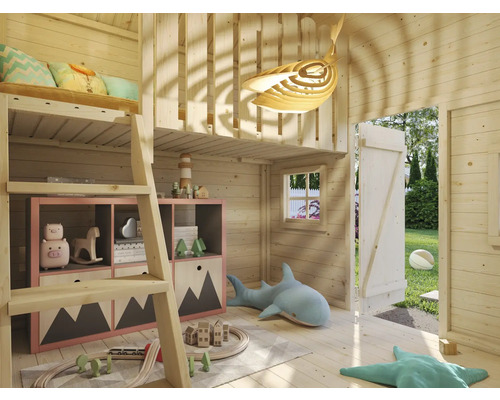 Lekhus i trä med stege, hyllor, leksaker och dekorationer för barn