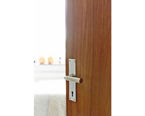 Öppen trädörr med dörrhandtag i metall