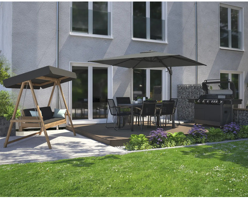 Trädgårdsområde med grill, matgrupp, trädgårdsgunga och parasoll framför huset