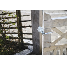 Detalj av en trädgårdsport i trä med grindlås