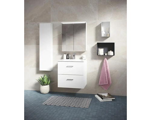 Modernt badrum med vitt tvättställ, spegelskåp och förvaringselement för en ljus och organiserad atmosfär.