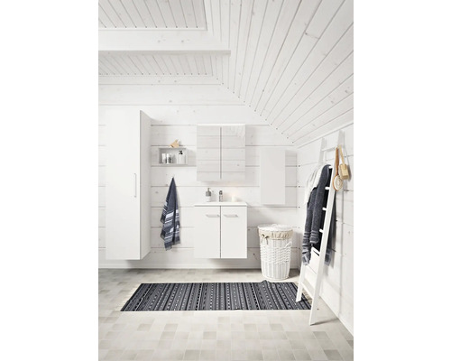 Ljust badrum med träpanel, handfat, spegel och förvaringsmöbler