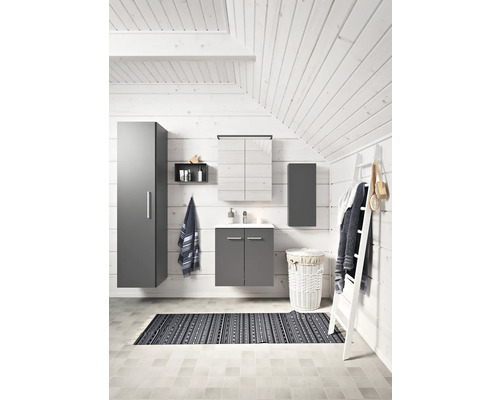 Badrum med handfat, spegelskåp, högskåp, hylla, stege, tvättkorg och matta framför trävägg