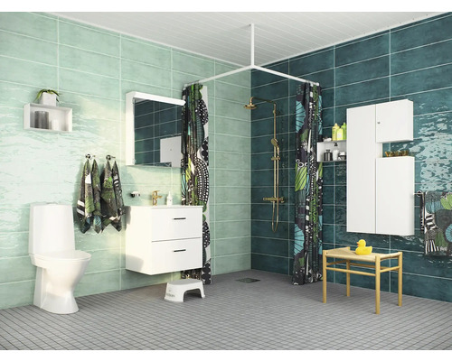 Badrum med toalett, handfat, spegel, dusch och förvaring