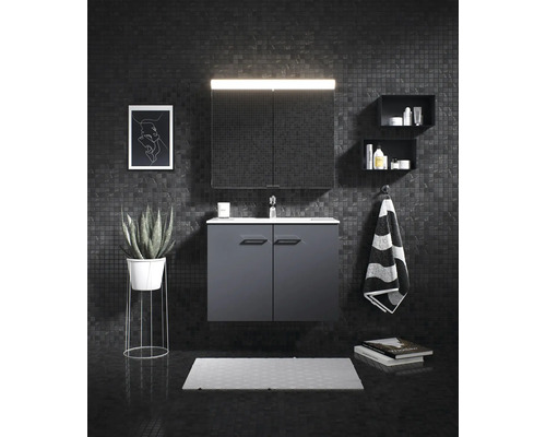 Badrum med tvättställ, spegelskåp, vägghyllor, handduk, badrumsmatta och dekoration