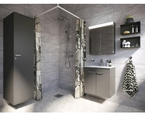 Modernt badrum med duschkabin, tvättställsskåp, spegelskåp och högskåp