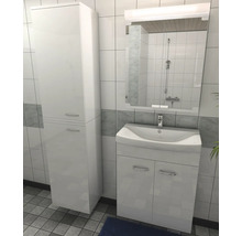 Badrum med tvättställsskåp, spegelskåp och högskåp för mer förvaringsutrymme