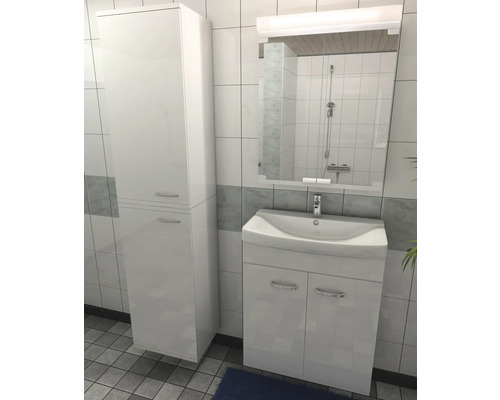Badrum med tvättställsskåp, spegelskåp och högskåp för mer förvaringsutrymme