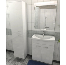 Badrum med tvättställsskåp, spegelskåp och högskåp