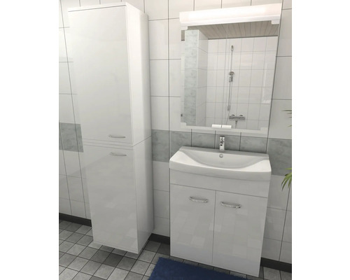 Badrum med tvättställsskåp, spegelskåp och högskåp