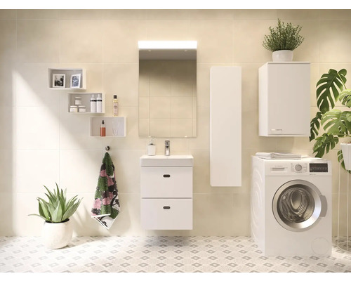 Ljust badrum med tvättställ, spegelskåp, högskåp, väggskåp och tvättmaskin