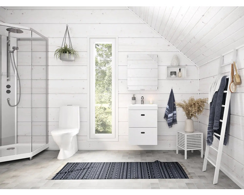 Badrum med dusch, toalett, tvättställsskåp och handdukstege framför trävägg