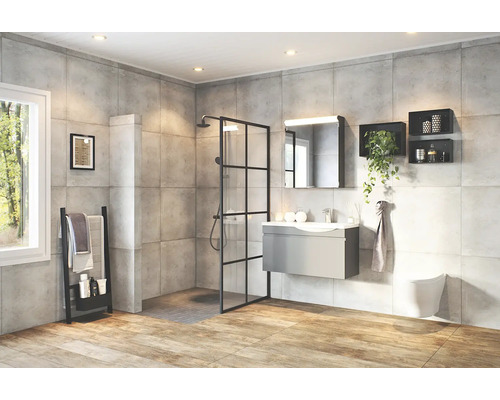 Ljust badrum med dusch, tvättställ, spegel och handdukshållare