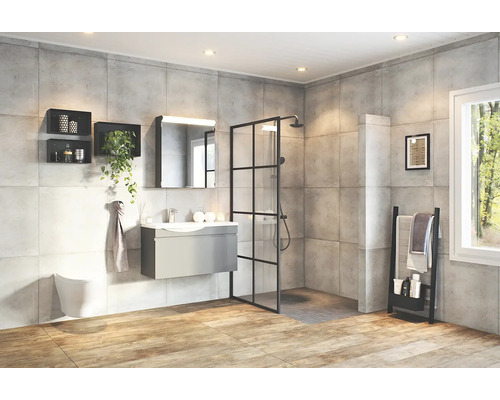 Modernt badrum med dusch, tvättställ och hyllor