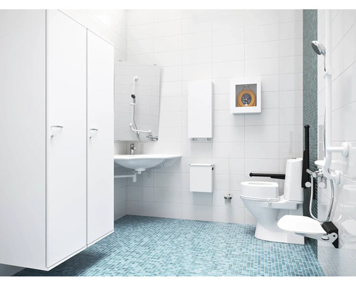 Tillgängligt badrum med toalett, dusch, handfat och skåp.
