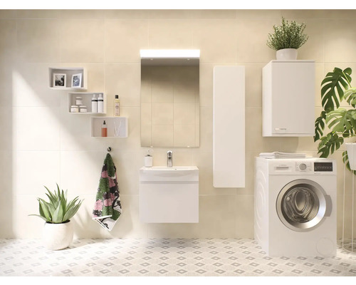 Badrum med tvättmaskin, tvättställsskåp, spegelskåp, högskåp och väggskåp i ljus design.