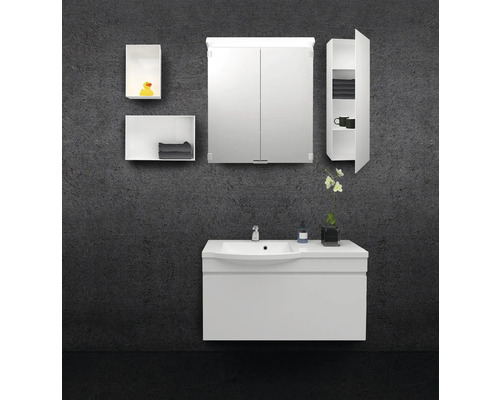 Badrum med tvättställsskåp, spegelskåp och öppna hyllor