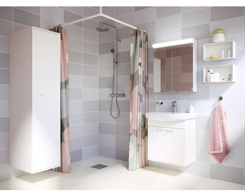 Ljust badrum med duschdraperi, tvättställsskåp och spegelskåp