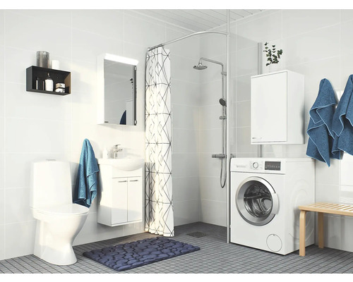 Ljust badrum med toalett, handfat, spegel, dusch, tvättmaskin och förvaringsmöbler