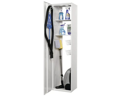 Öppet städskåp med dammsugare, städredskap och rengöringsmedel