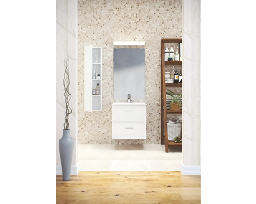 Badrum med tvättställsskåp, spegelskåp och hylla