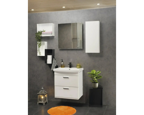 Badrum med tvättställsskåp, spegelskåp och hängande skåp i modern design.