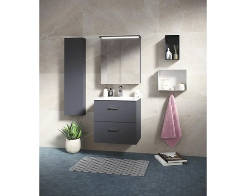 Modernt badrum med tvättställsskåp, spegelskåp med belysning och högskåp