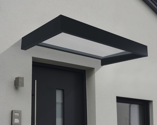 Tak av aluminium och plast ovanför en ytterdörr