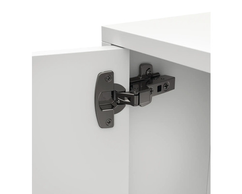 Gångjärn fäst på en vit möbelfront