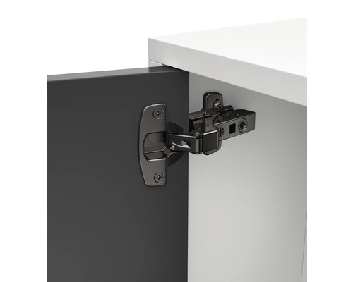 Detaljvy av en möbelgångjärn på en skåpdörr