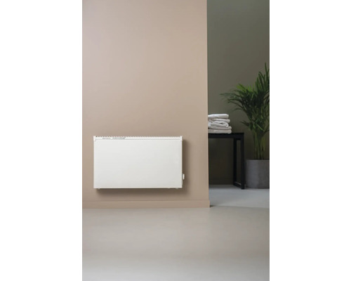 Väggmonterad radiator i ett ljust rum