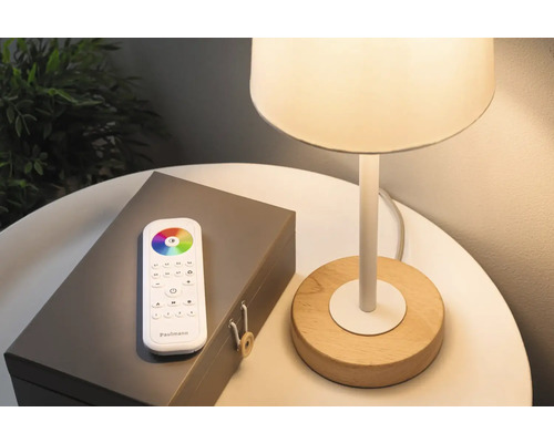 Dekorativ bordslampa med fjärrkontroll på nattduksbord