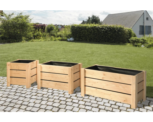 Tre träplanteringslådor i trädgården