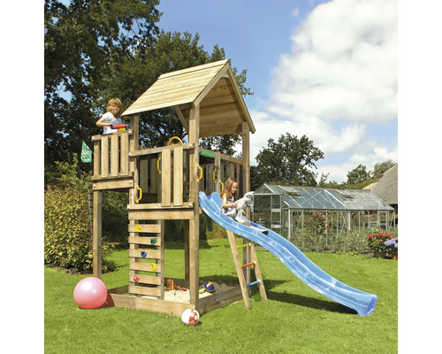Lekplats för barn i trä med rutschkana, klättervägg och sandlåda i trädgården.