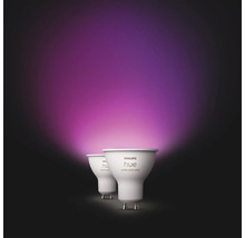 Två Philips Hue-lampor med färgat ljus