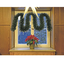 Dekorerad fönsterbräda med girlang och julstjärna