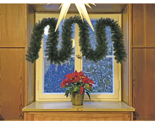 Dekorerad fönsterbräda med girlang och julstjärna