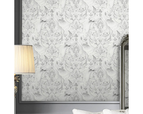 Tapet med fågel- och blommönster på väggen